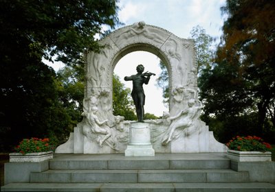 Monumento en homenaje al compositor y director de orquesta austriaco Johann Strauss II (1825-1899). Escultura de Edmund von Hellmer (1921). Viena, Stadtpark, Austria de Edmund Ritter von Hellmer