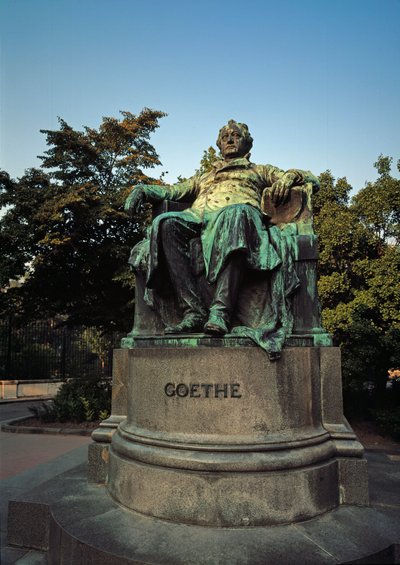 Monumento en homenaje al poeta alemán Johann Wolfgang von Goethe (1749-1832) realizado por Edmund von Hellmer (1850-1935) de Edmund Ritter von Hellmer