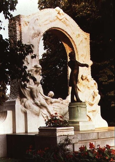 Monumento al compositor austríaco Johann Strauss el Joven de Edmund Ritter von Hellmer