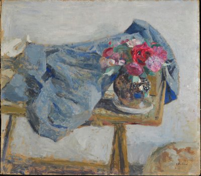 Rosas rojas y telas sobre una mesa de Edouard Vuillard