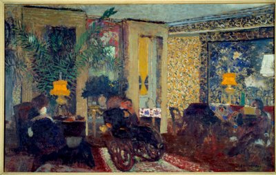 La sala de estar con tres lámparas St. Florentine. Interior de una sala de estar en un apartamento. En el centro un hombre se sienta en una mecedora. de Edouard Vuillard
