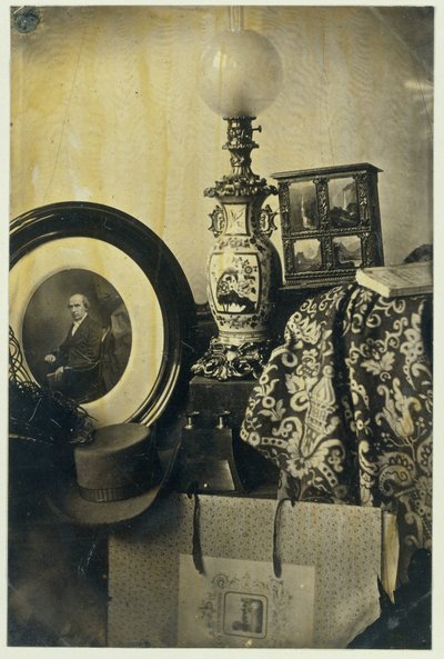 Bodegón con retrato fotográfico de Asser, estereoscopio y cartera de Eduard Isaac Asser