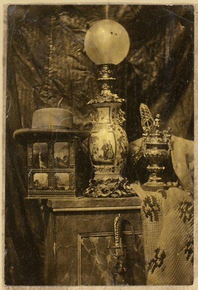 Bodegón con estereoscopio, sombrero, jarrón chino, copa de plata y espada de Eduard Isaac Asser