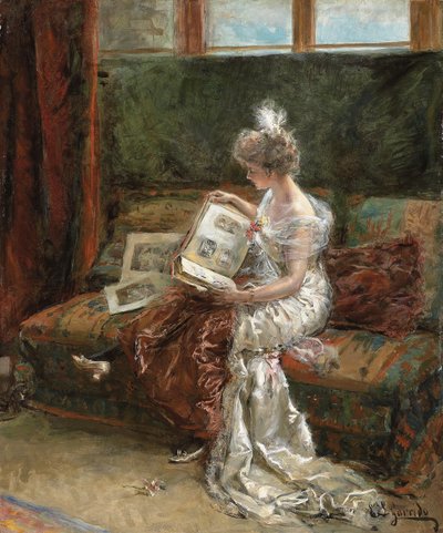 Leonie Garrido mirando un álbum de grabados de Eduardo Leon Garrido