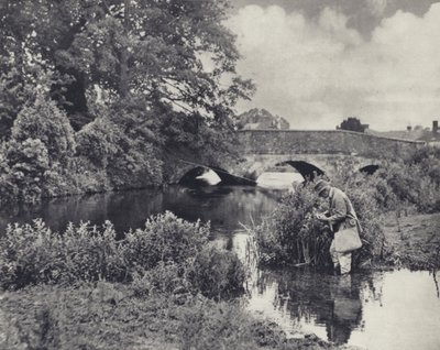 Sobre el puente del pueblo, Stockbridge (foto en blanco y negro) de Edward Alfred Barton