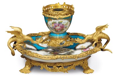Un tintero estilo Sevres de William IV, porcelana probablemente del siglo XVIII, bronce dorado c.1835-40 de Edward Holmes Baldock