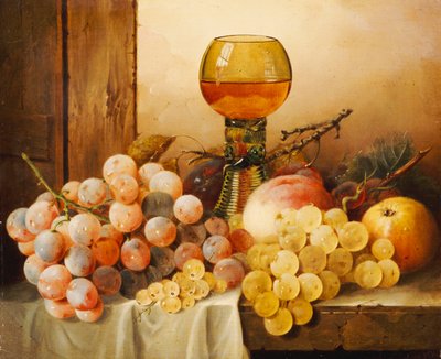 Uvas, manzanas, ciruelas y un melocotón con copa de vino en un borde drapeado de Edward Ladell