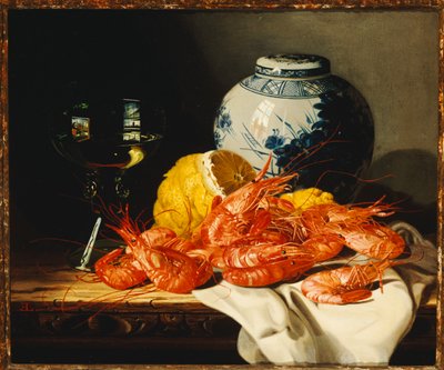 Camarones, un limón pelado, una copa de vino y un jarrón de jengibre azul y blanco en una mesa con mantel de Edward Ladell