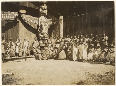 [Apilada contra las paredes se encontraba la variopinta multitud de guerreros y sus esposas] de Edward S. Curtis