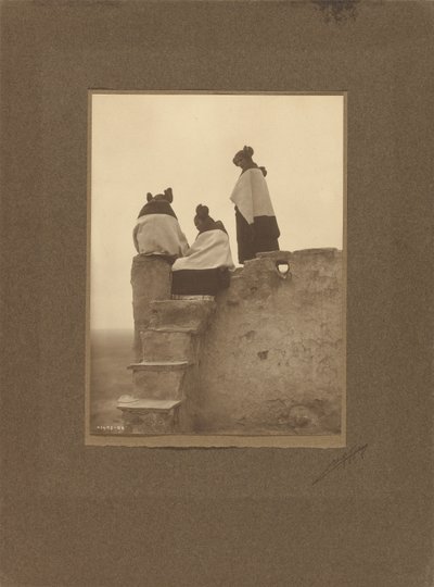 [Hopi, observando a los bailarines] de Edward S. Curtis