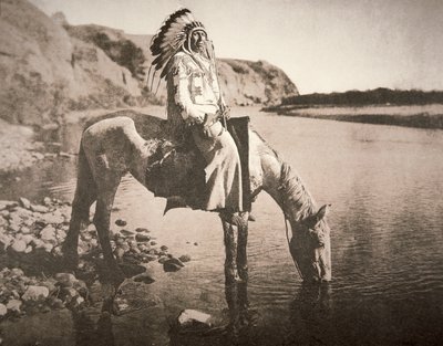 Un jefe de la tribu de los Pies Negros, hacia 1907 (foto en blanco y negro) de Edward Sheriff Curtis