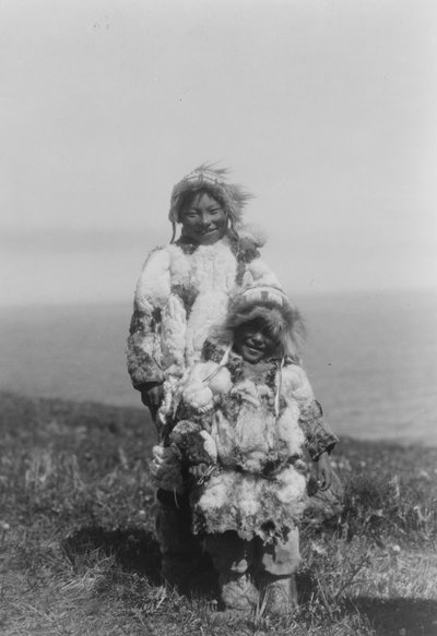 Un niño y un esquimal mayor con parkas de piel de pato, Isla Nunivak, Alaska, c.1929 (foto b/n) de Edward Sheriff Curtis