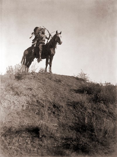 Guerrero Absaroke a caballo por Edward S. Curtis, c.1910 (grabado en plata) de Edward Sheriff Curtis
