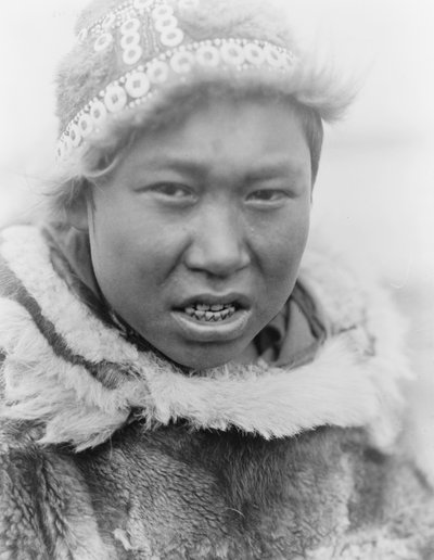 Un joven esquimal de Hooper Bay, Alaska, c.1929 (foto b/n) de Edward Sheriff Curtis