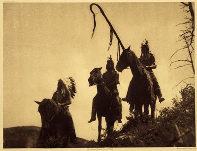 Grupo de guerra Apsaroke. El guerrero de la derecha sostiene el bastón curvado de una de las organizaciones militares tribales. Este bastón se clavaba en el suelo en el momento decisivo de la lucha, como un estandarte tras el cual su portador se comprometí de Edward Sheriff Curtis
