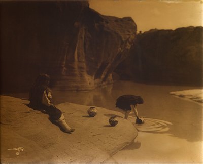 En el Viejo Pozo de Acoma, c.1904 (orotone) de Edward Sheriff Curtis