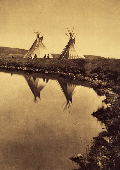 Al borde del agua: campamento piegan al borde de una masa de agua. Foto tomada del volumen 6 de la enciclopedia publicada por Edward S. Curtis (1868-1952) sobre los indios de Norteamérica, con prólogo de Theodore Roosevelt. Entre 1907 y 1930 se publicaron  de Edward Sheriff Curtis