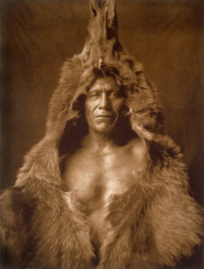 Vientre de Oso, de la tribu Arikara, envuelto en una piel de oso de Edward Sheriff Curtis
