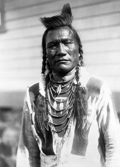 Sonajero de pájaro, hombre indio, c. 1910, foto Edward S. Curtis de Edward Sheriff Curtis