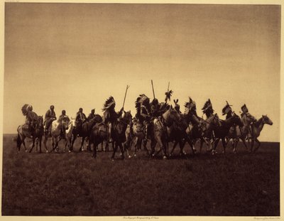 Fiesta de guerra Brate. Una banda de Sioux Brules repite una incursión contra el enemigo. Fotografía tomada del volumen 3 de la enciclopedia de Edward S. Curtis (1868-1952) sobre los indios de Norteamérica, con prólogo de Theodore Roosevelt. Entre 1907 y 1 de Edward Sheriff Curtis