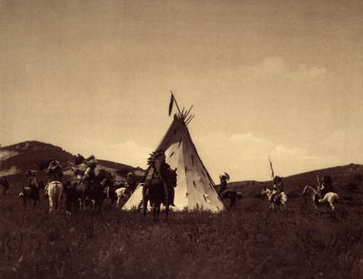 Campamento Sioux. Era costumbre que los guerreros cabalgaran en círculo alrededor del tipi de su líder antes de emprender una incursión enemiga. Foto tomada del volumen 3 de la enciclopedia de Edward S. Curtis (1868-1952) sobre los indios de Norteamérica,  de Edward Sheriff Curtis