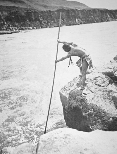 Gente arponeando salmones chinook en el río Columbia (foto b/n) de Edward Sheriff Curtis