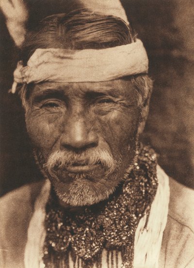 Primer plano de un antiguo indio norteamericano visto de frente de Edward Sheriff Curtis