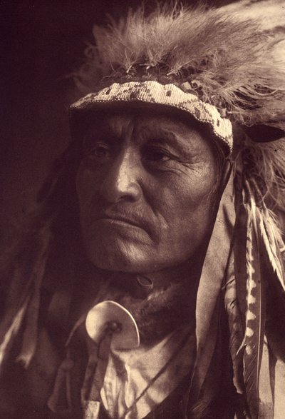 Crazy Thunder, un sioux teton (oglala u ogalala) Foto del volumen 3 de la enciclopedia de Edward S. Curtis (1868-1952) sobre los indios de Norteamérica, con prólogo de Theodore Roosevelt. Entre 1907 y 1930 se publicaron 20 volúmenes. de Edward Sheriff Curtis