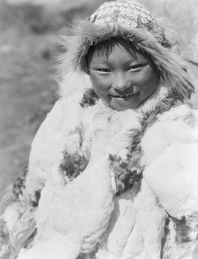 Niño esquimal identificado como Uyowutcha, probablemente de la isla de Nunivak, Alaska, c.1929 (foto b/n) de Edward Sheriff Curtis