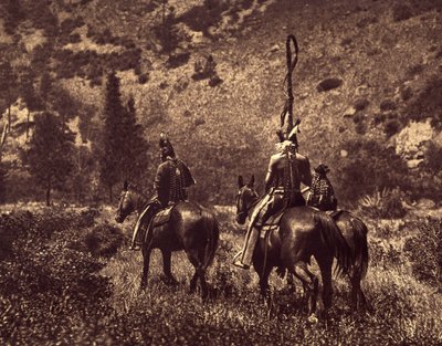 En Canon Negro. Los Apsaroke, sin ser exclusivamente montañeses, siempre amaron las colinas, prefiriendo los prados monótonos... la sombra de los bosques y los ríos cristalinos. La foto ilustra la costumbre de llevar una cinta detrás de la cabeza o han de Edward Sheriff Curtis