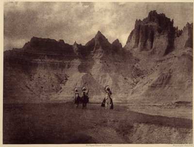 En las Badlands Esta asombrosa imagen fue tomada en Sheep Mountain, en la reserva de Pine Rige, Badlands, Dakota del Sur. Foto tomada del volumen 3 de la enciclopedia de Edward S. Curtis (1868-1952) sobre los indios de Norteamérica, con prólogo de Theodore de Edward Sheriff Curtis