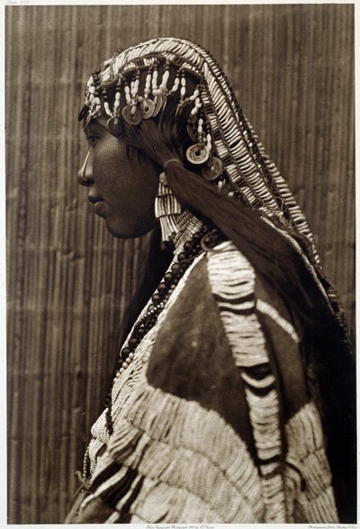 Indio de América: "Retrato de niña india" Fotografía de American Edwards Curtis (1868-1952), siglo XX. La Rochelle, Museo del Nuevo Mundo de Edward Sheriff Curtis