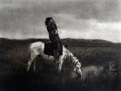 Guerrero indio cabalgando en la llanura de Edward Sheriff Curtis