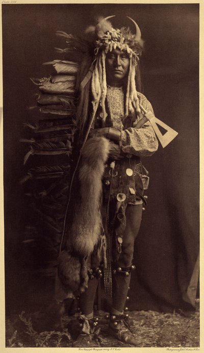 Brest de Hierro, Piegan. Traje de un miembro de los Toros, una antigua sociedad desaparecida desde hace muchos años Foto del volumen 6 de la enciclopedia publicada por Edward S. Curtis (1868-1952) sobre los indios de Norteamérica, con prólogo de Theodore R de Edward Sheriff Curtis