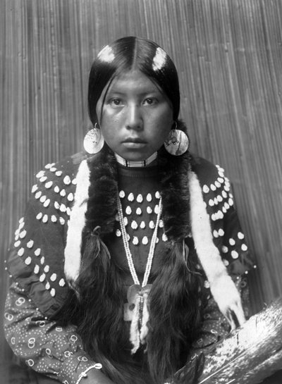 Mujer india kalispel, rayas blancas pintadas en el pelo, pendientes de disco de concha, con vestido de manta decorado con dientes de alce, c. 1910, foto Edward S. Curtis de Edward Sheriff Curtis