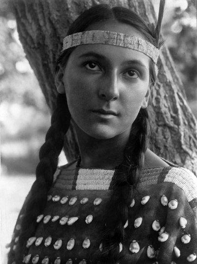Lucille, mujer dakota, c. 1908, foto Edward S. Curtis de Edward Sheriff Curtis