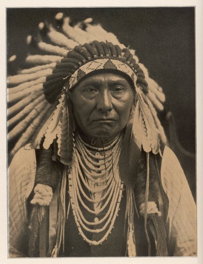 Jefe nativo americano de los Nez Perces. Fecha: ? - 1904 Fuente: Fotografía de E S Curtis en Scribner