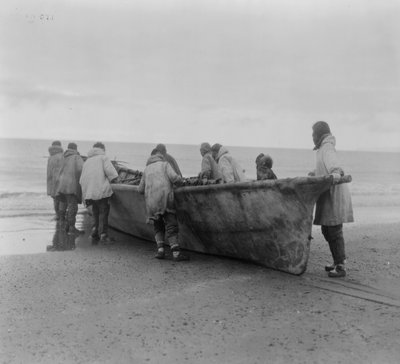 Nativos americanos botando un barco ballenero en el Cabo Príncipe de Gales, Alaska, c.1929 (foto b/n) de Edward Sheriff Curtis