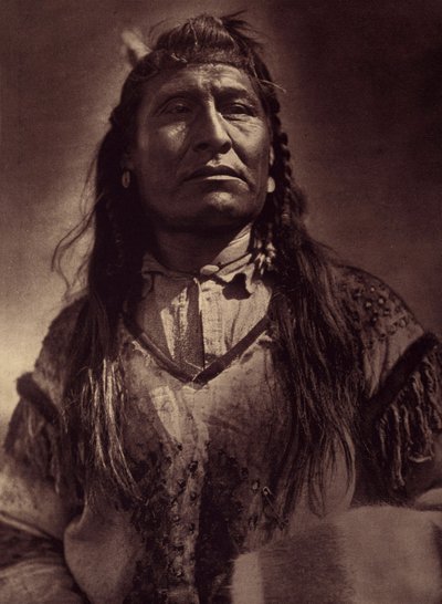 New Chest, indio piegan. Fotografía tomada del volumen 6 de la enciclopedia publicada por Edward S. Curtis (1868-1952) sobre los indios de Norteamérica, con prólogo de Theodore Roosevelt. Entre 1907 y 1930 se publicaron 20 volúmenes. de Edward Sheriff Curtis