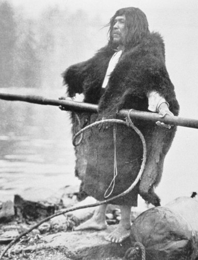Indio Nootka con arpón ballenero, c.1900 (foto b/n) de Edward Sheriff Curtis