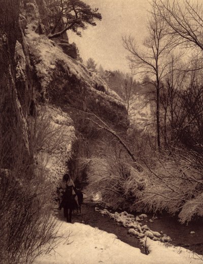 Pasando el acantilado, escena invernal. Indios Apsaroke cabalgando a lo largo de un acantilado en la nieve en el río Pryor, Montana. Fotografía tomada del volumen 4 de la enciclopedia publicada por Edward S. Curtis (1868-1952) sobre los indios de Norteamér de Edward Sheriff Curtis