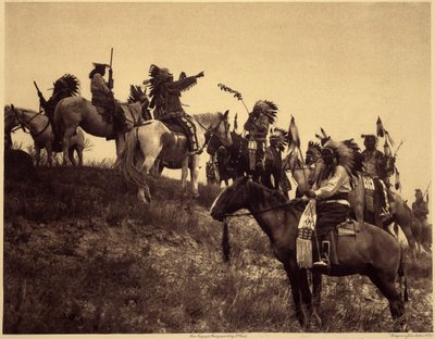 Planeando una incursión. Los indios, con sus impresionantes trajes típicos, se reúnen en grupos muy pintorescos. Esta es una tropa de Sioux Ogalala (Oglala), en una colina que domina el valle de Wounded Knee, en la reserva de Pine Ridge, Dakota del Sur. Fo de Edward Sheriff Curtis