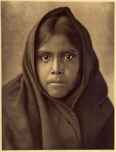 Chica Qahatika. Joven Qahatika. Estos indios del desierto viven a unos 60 kilómetros de la Reserva Pimas (Arizona). Foto tomada del volumen 2 de la enciclopedia de Edward S. Curtis (1868-1952) sobre los indios de Norteamérica, con prólogo de Theodore Roose de Edward Sheriff Curtis