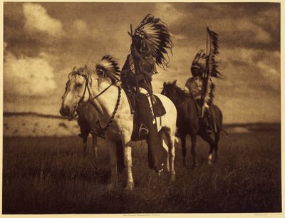 Jefes sioux. Muy a menudo, dos o tres hombres formaban una tropa de guerra y partían durante semanas o meses. A veces regresaban con cabelleras, caballos o mujeres. Entonces, fuera cual fuera su tamaño, la tropa de guerra conocía la derrota y no había supe de Edward Sheriff Curtis