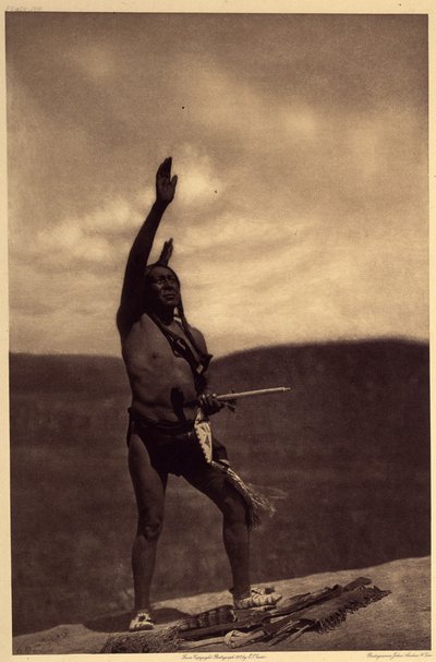 Invocación sioux. Los santuarios suelen ser grandes peñascos de piedra rodada u otras rocas que [...] estaban cargados de significado mítico. Sacerdotes y señores de la guerra acudían allí para invocar la ayuda de poderes sobrenaturales. El gran bloque de  de Edward Sheriff Curtis