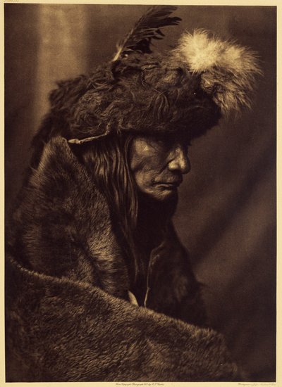 Logia del Desgarro, Piegan. Pinokiminuksh es uno de los pocos avances piegan en edad cuya memoria ha permanecido fiel. Hecho en 1835 en la actual Montana su Sud, se reveló como una valiosa fuente de información. El sombrero de piel de búfalo forma parte de de Edward Sheriff Curtis