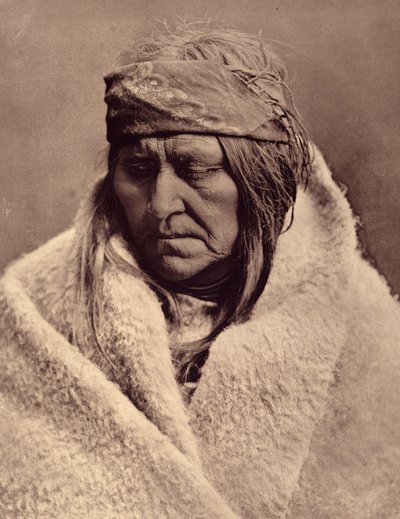 Dos osos, mujer piegana. En cuanto a los pieganos de hoy y de mañana, habría que ser muy optimista para encontrar esperanza en su situación actual. La promesa de una vida mejor, que siempre les había hecho la civilización, era una cáscara vacía. Foto tomad de Edward Sheriff Curtis