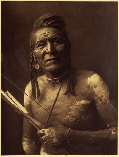 Dos Piernas, Apsaroke, lo hizo hacia 1848. Sus visiones no le otorgaron grandes poderes, y fue admitido en una sociedad secreta de tabaqueros por Bull Goes Hunting, que le dio su amuleto hecho de un fósil o una piedra toscamente sulfatada en forma de cabal de Edward Sheriff Curtis