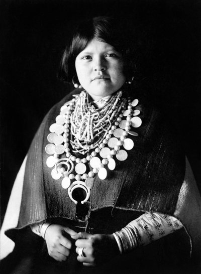 Joven india con adornos Zuni, c. 1903, foto Edward S. Curtis de Edward Sheriff Curtis