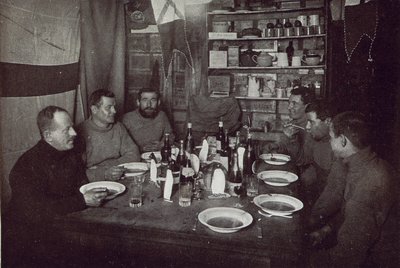 Los hombres, cena del día de Midwinter, Expedición Antártica Británica, Cabo Evans, 22 de junio de 1912 de Edward W. Nelson
